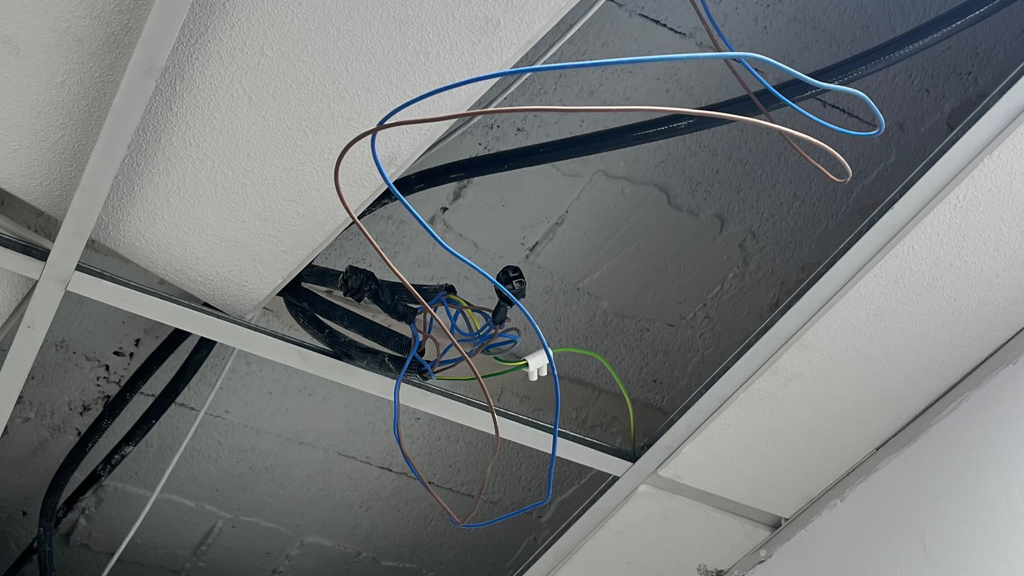 Instalación de cables desordenada antes de la intervención de Electrolaga